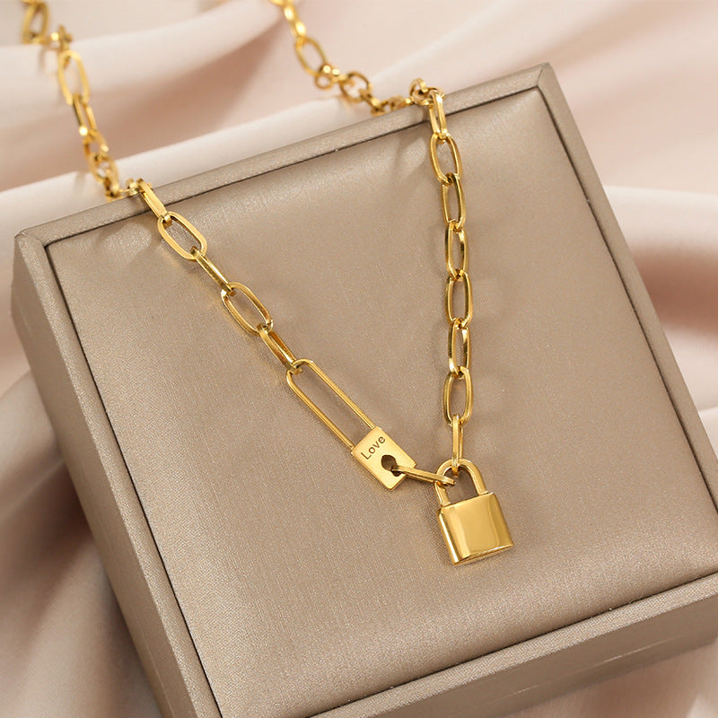 Collar con colgante en forma de U estilo Hip Hop para mujer con cadena de acero inoxidable y diseño de imperdible de acero de titanio chapado en oro