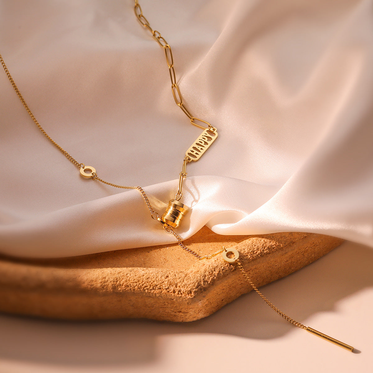 Collana con ciondolo a cuore geometrico minimalista LOVE per donna in acciaio al titanio placcato oro, catena versatile per clavicola