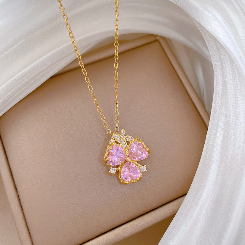 Collar con colgante de flor de tres pétalos minimalista para mujer, cadena de medallón de acero inoxidable con incrustaciones completas de diamantes de imitación y estilo fresco y dulce.