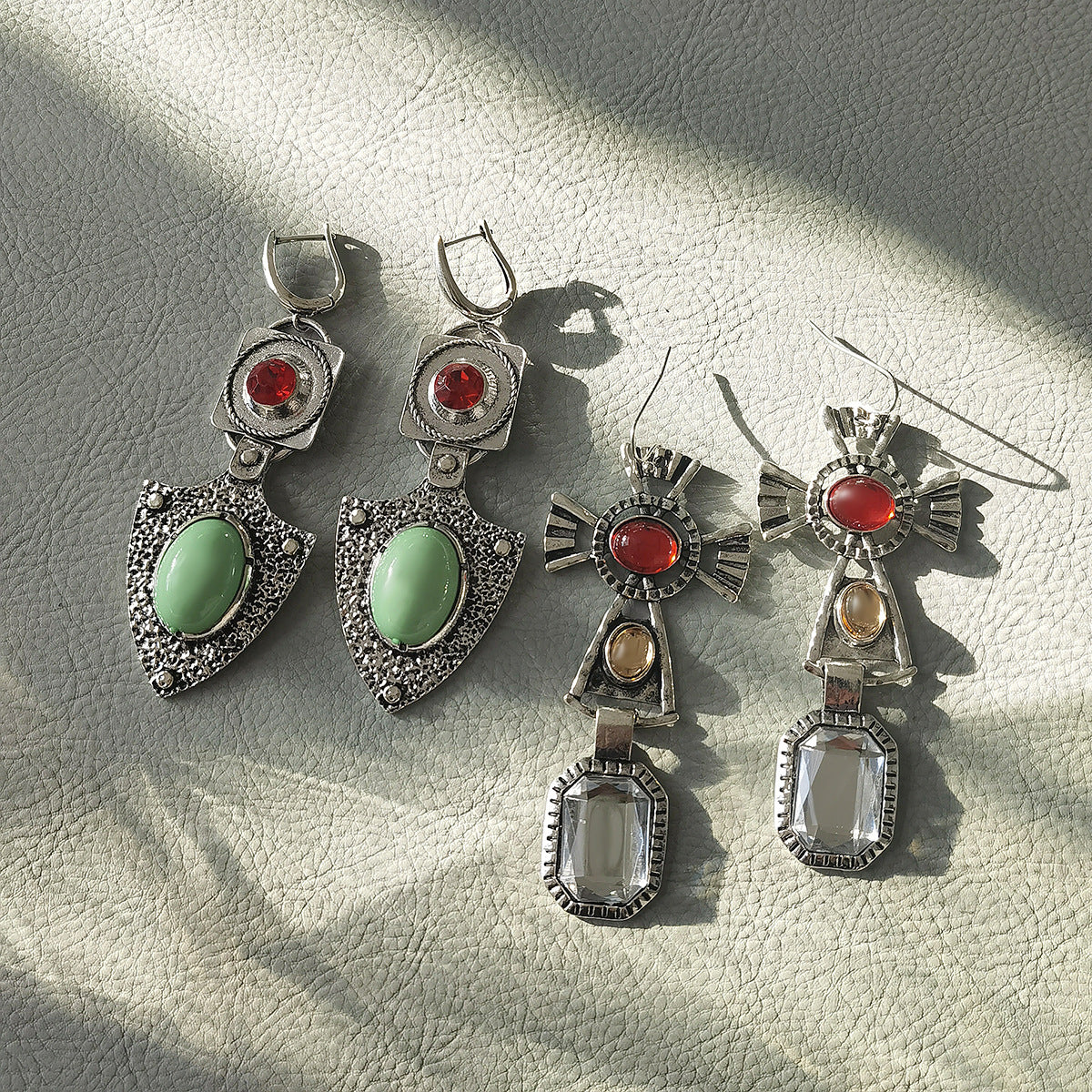 Pendientes vintage de aleación con diseño geométrico étnico e incrustaciones de diamantes de imitación con colgante de cruz para mujer
