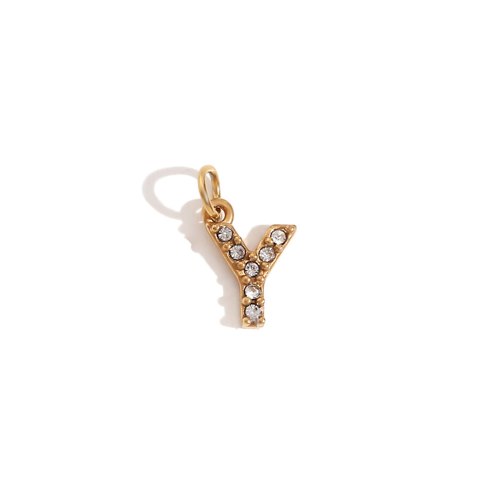 Collana pendente con iniziale in acciaio inossidabile placcato oro 18K e intarsio di strass, stile minimalista