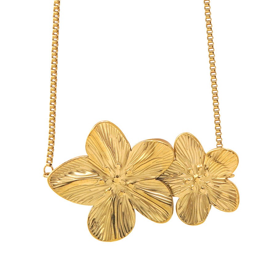 Collana da donna vintage placcata oro 18 carati con ciondolo floreale in acciaio inossidabile e catenina a maglie.