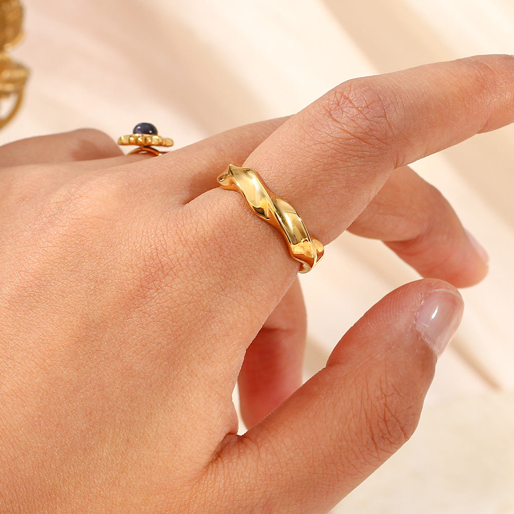 Anello in Acciaio Inossidabile con Texture a Onda Geometrica Placcato Oro 18K da Donna