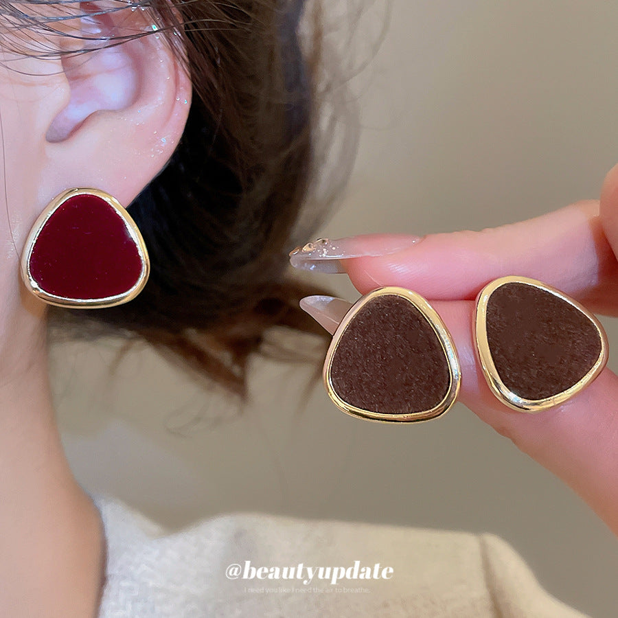 Pendientes de botón triangulares retro minimalistas en plata con postes de acero chapado para mujer