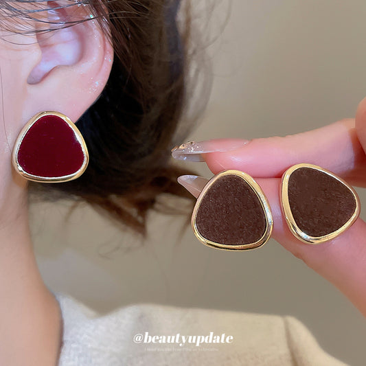 Pendientes de botón triangulares retro minimalistas en plata con postes de acero chapado para mujer