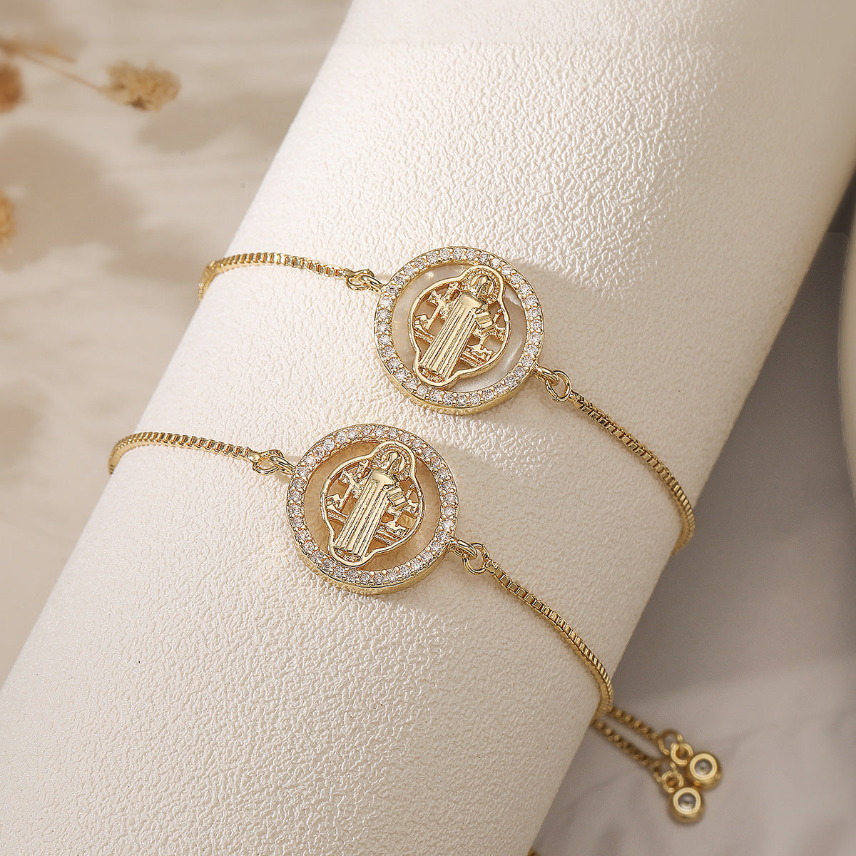 Bracciale Minimalista Geometrico in Rame con Placcatura in Oro 18K e Zirconi Micro-Incastonati da Donna