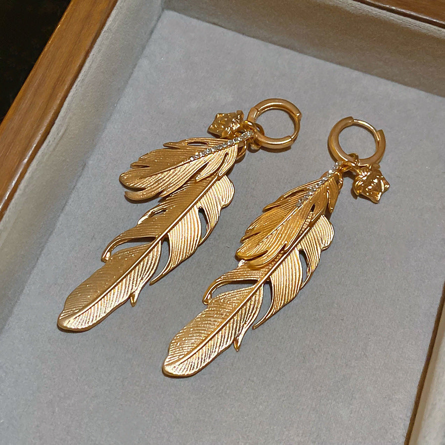 Pendientes de tuerca retro franceses de aleación con forma de pluma e incrustaciones de diamantes de imitación para mujer, joyería única y minimalista de lujo para la oreja