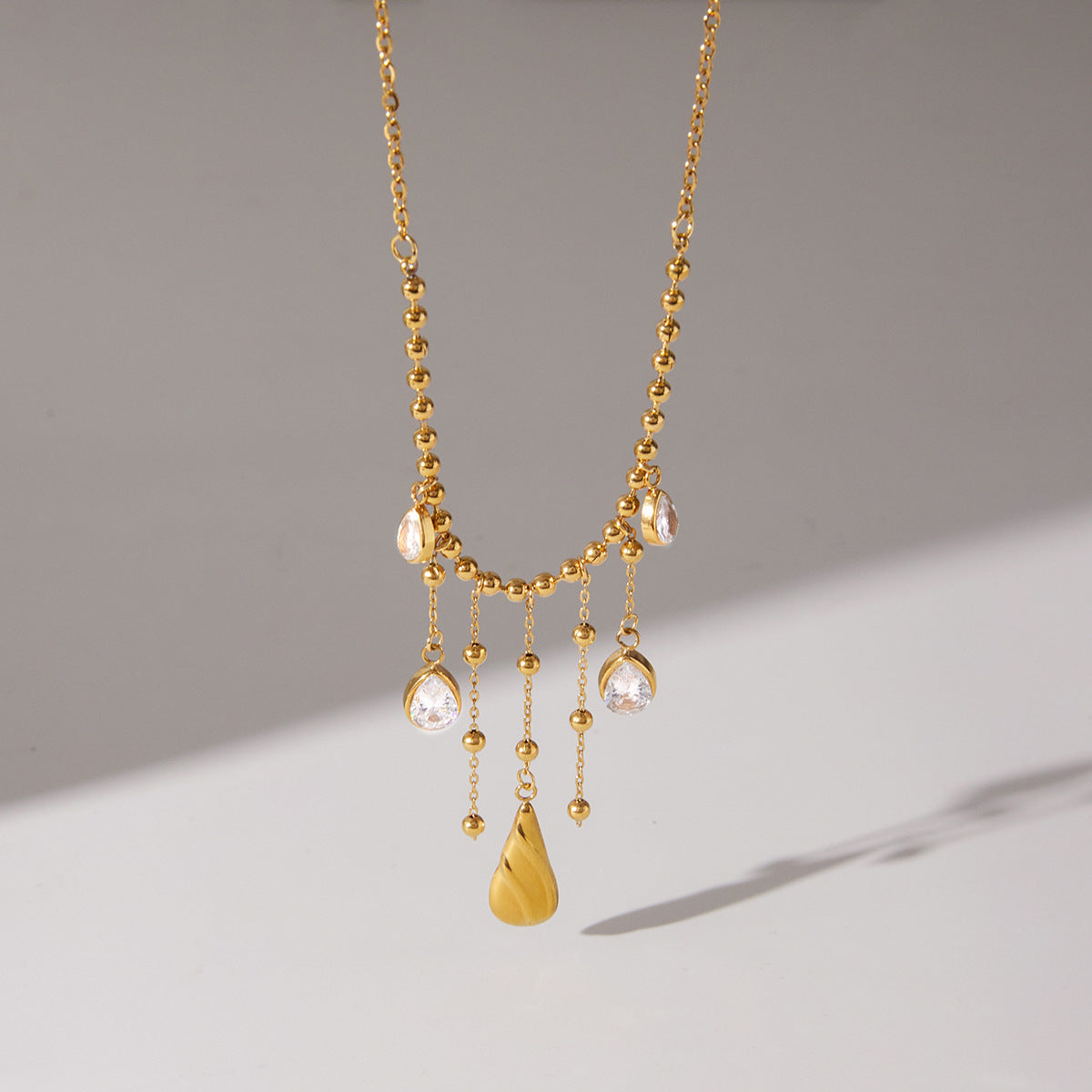 Collana Pendente a Nappa Fashion-Forward in Acciaio al Titanio con Intarsio di Zirconi su Catena in Acciaio Inossidabile da Donna