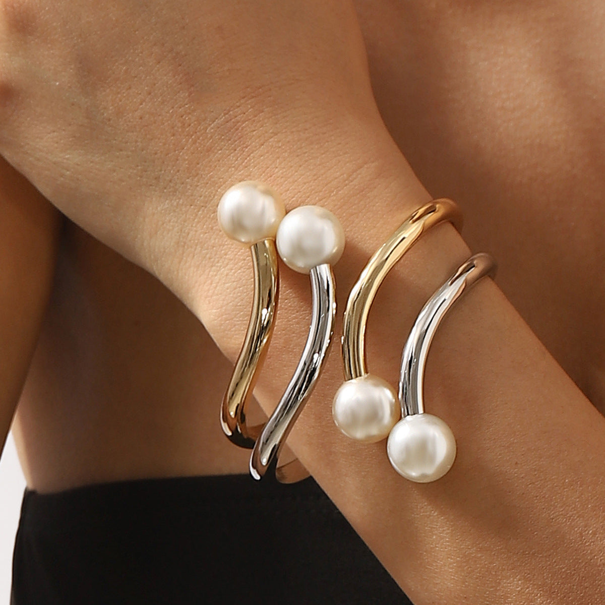 Pulsera de aleación con perlas y línea irregular de metal, con cierre de resorte para usar apilada