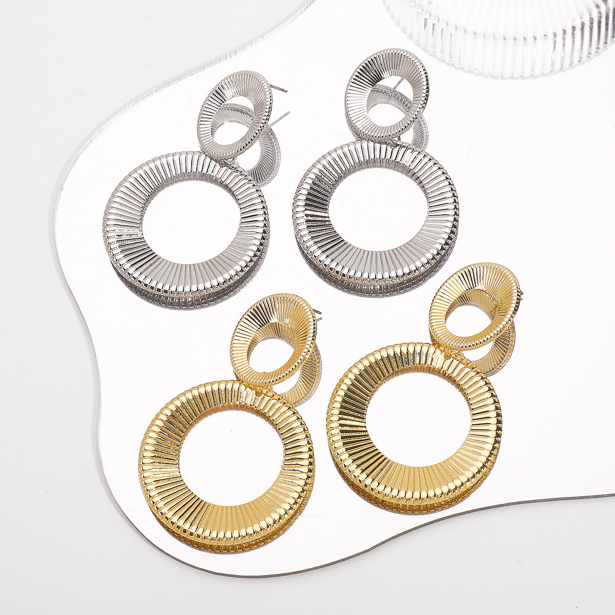 Pendientes de botón geométricos retro minimalistas para mujer con baño electrolítico