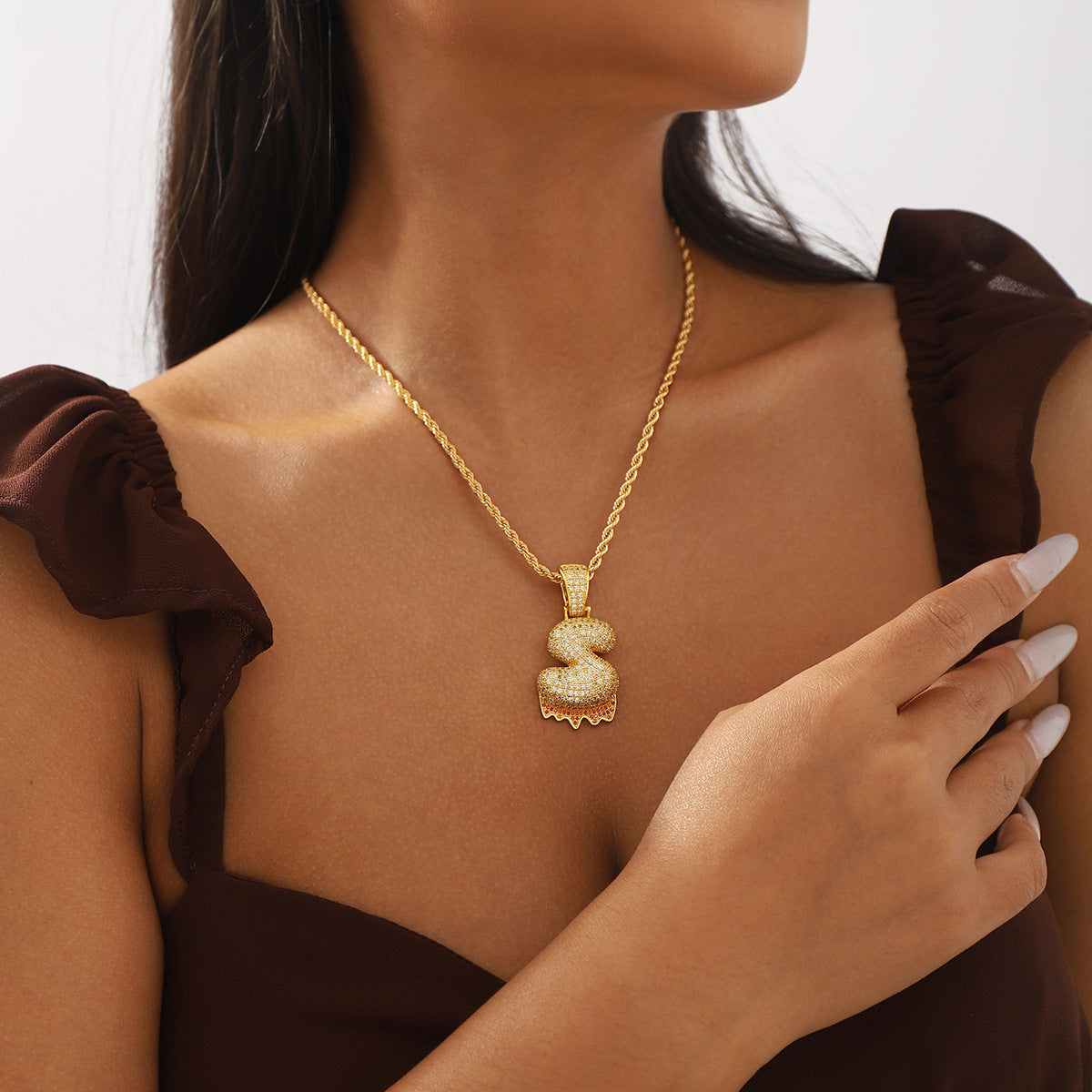 Collana con ciondolo a lettera "Sweet-Edgy" da donna in ottone con intarsio in zirconi cubici su catena a clavicola