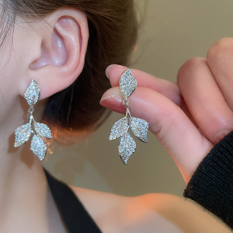Orecchini pendenti con nappe geometriche minimaliste con intarsi di strass in rame placcato e perni in argento sterling 925 da donna