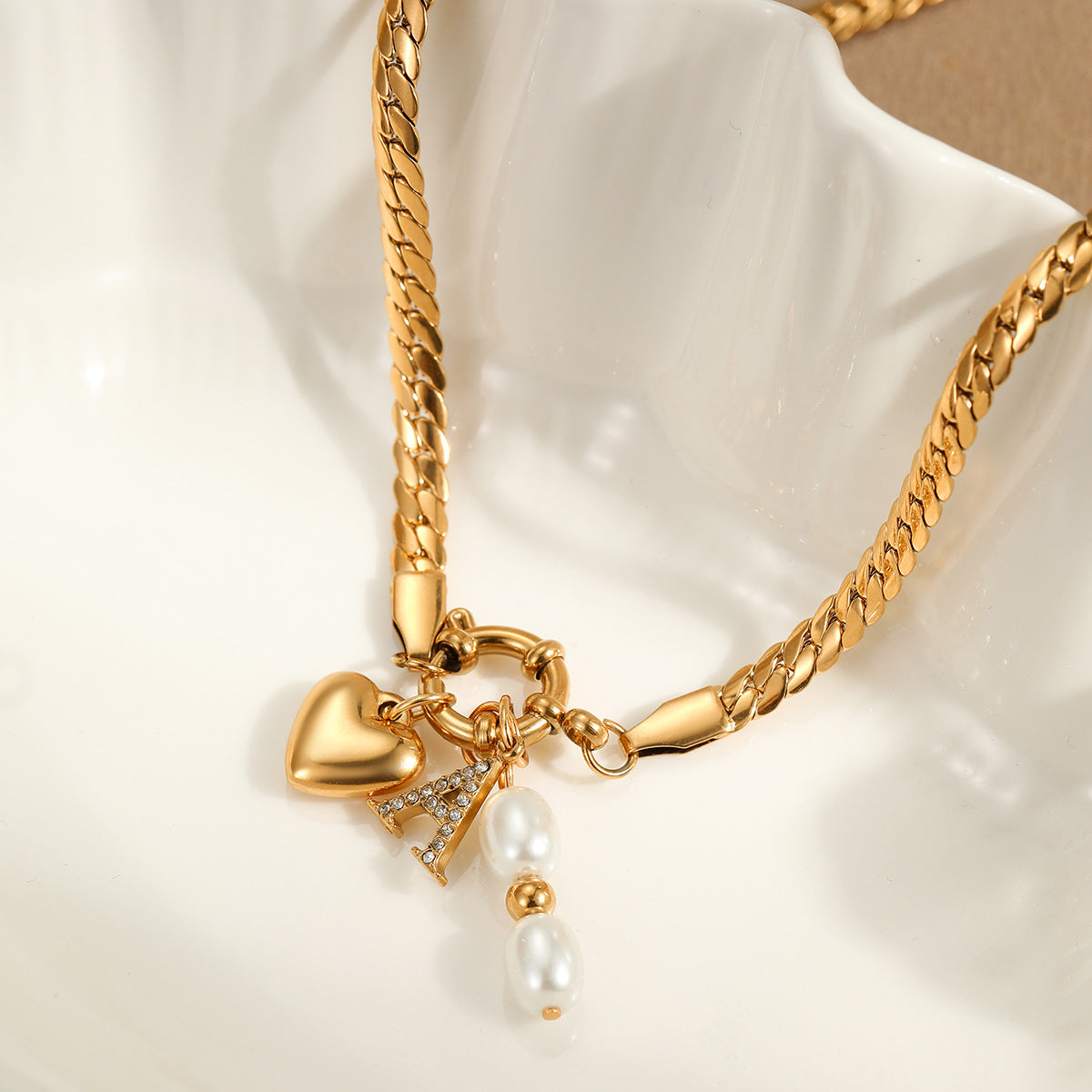 Collana da donna alla moda con ciondolo a cuore con lettera, geometrico, con perle in acciaio inossidabile placcato oro 18 carati