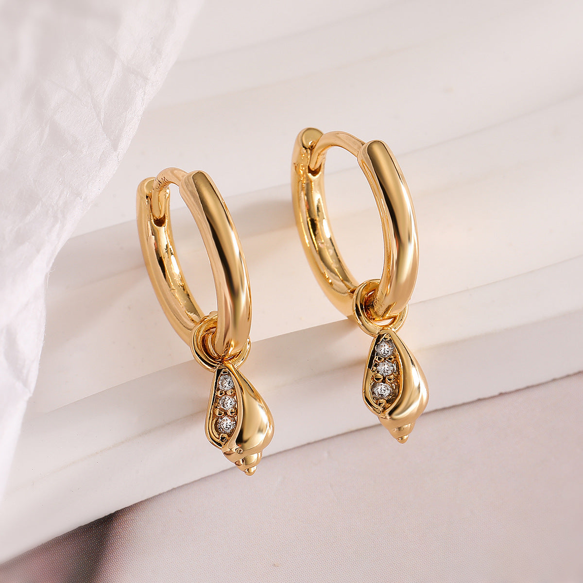 Orecchini geometrici minimalisti in rame placcati oro 18K con zirconi per donna