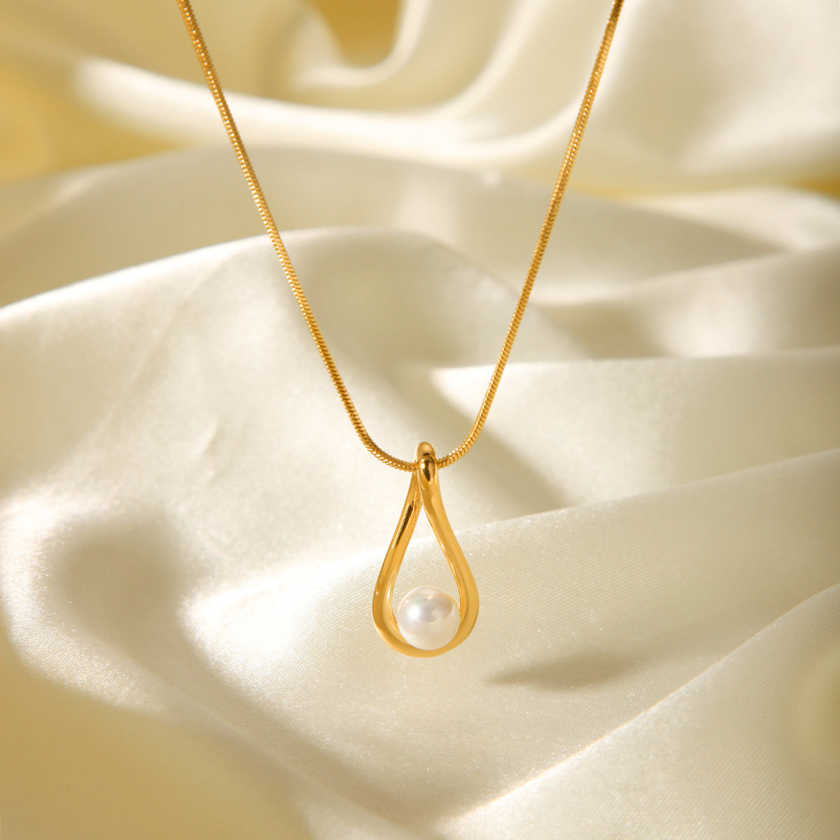Collana da donna a goccia minimalista in acciaio inossidabile con intarsio di perle, catena a serpente, lussuosa