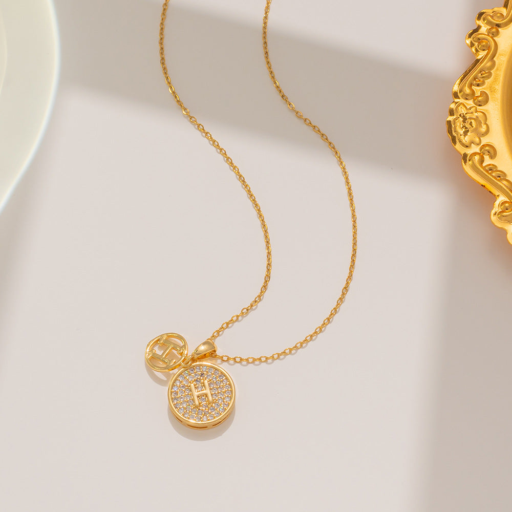 Collar con colgante de letra minimalista en acero de titanio con incrustaciones de pedrería en cadena O para mujer