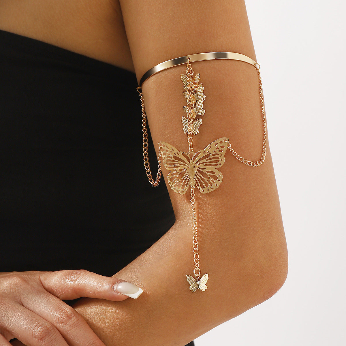 Bracciale a manetta vintage con farfalla e nappe, da donna, con design scavato e polsino regolabile in metallo aperto