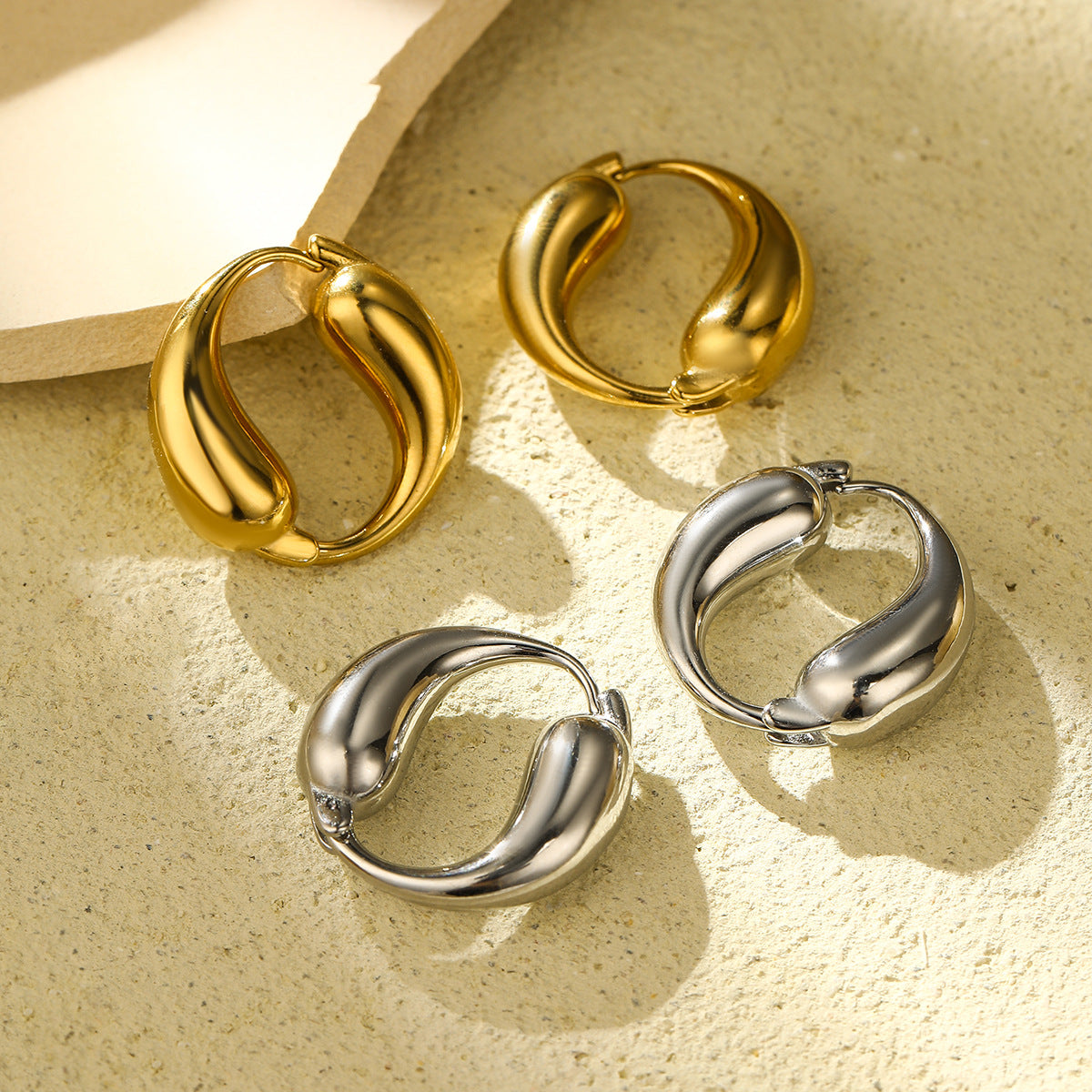 Pendientes de aro minimalistas de acero inoxidable con forma de gota de agua para mujer con acabado chapado en oro