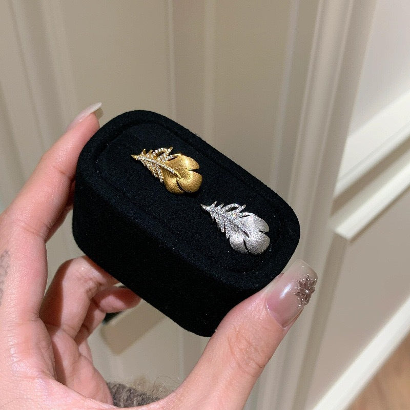 Broche de moda con forma de pluma en cobre chapado en oro con incrustaciones de circonita para mujer, elegante accesorio para la oficina