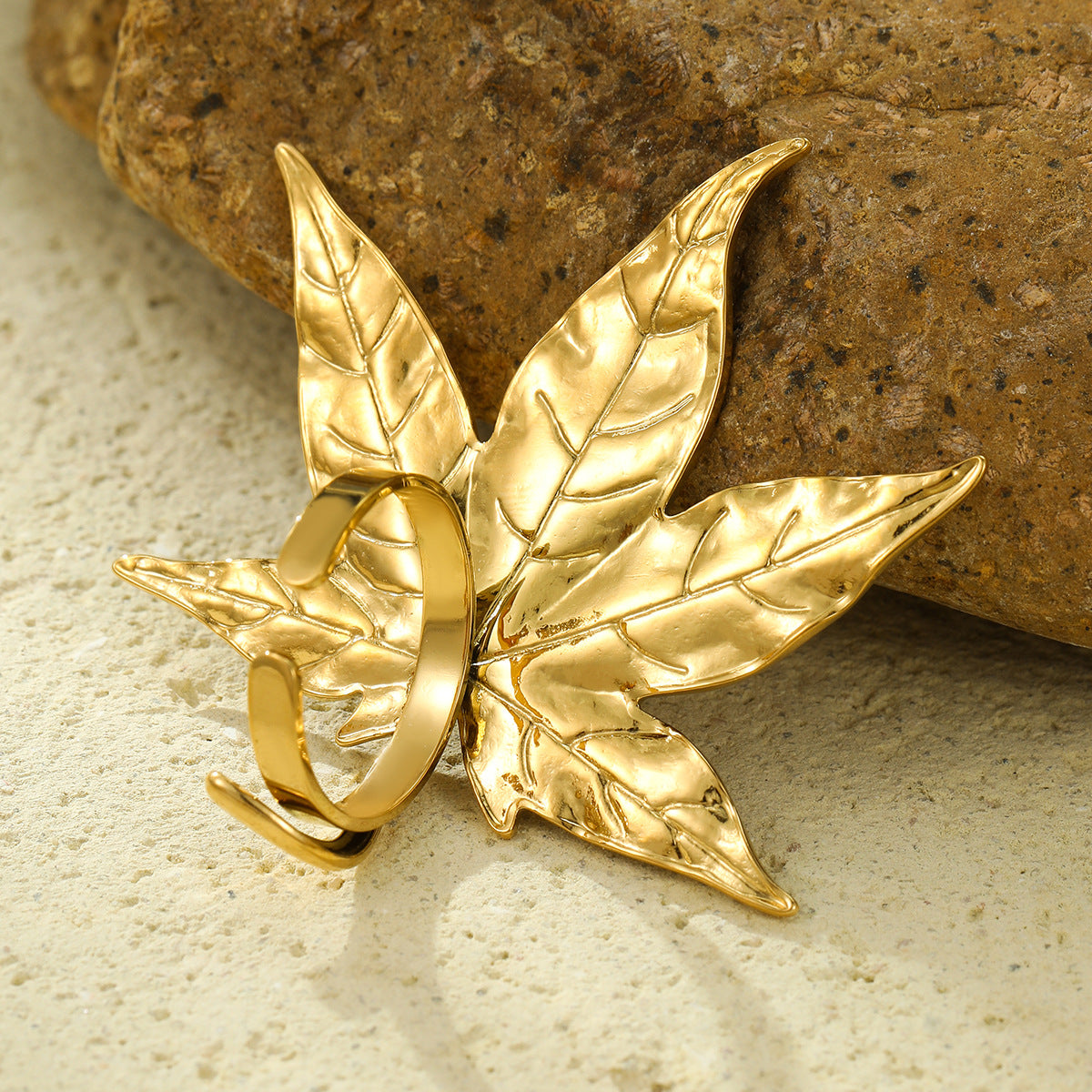 Anillo de acero inoxidable con forma de hoja vintage para mujer con acabado chapado, diseño botánico minimalista y estética retro