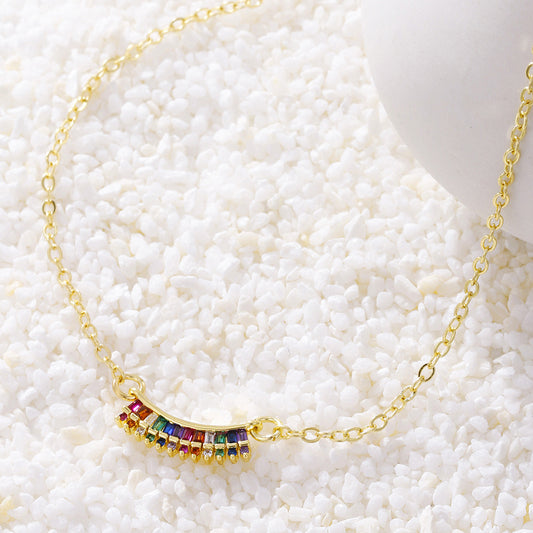 Collana pendente a cuore geometrico placcata in ottone con zirconi cubici da donna