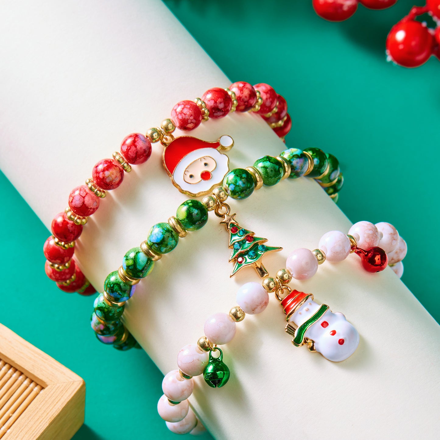 Set di braccialetti a tema natalizio alla moda per donne con ciondoli a forma di Babbo Natale, pupazzo di neve e albero di Natale, braccialetti in lega con perline