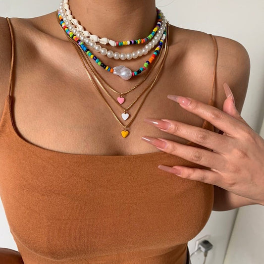 Collana con ciondolo geometrico a forma di cuore vintage, con catena in metallo galvanizzato e dettagli in perle sintetiche, da donna