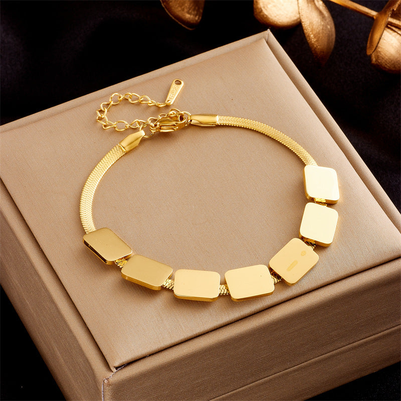 Bracciale con ciondolo a farfalla d'ispirazione vintage in acciaio al titanio con intarsi in strass e dettagli traforati