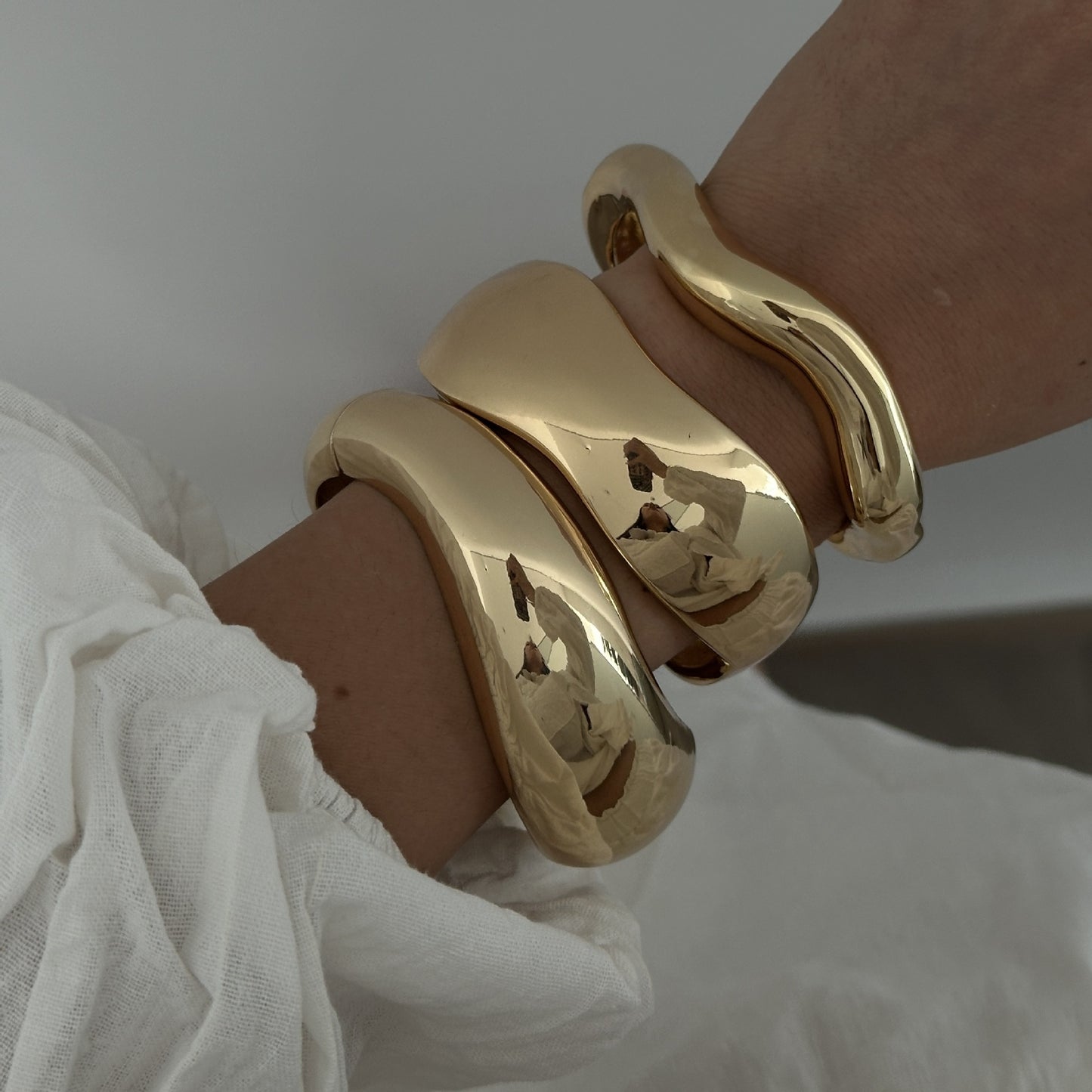 Bracciale rigido a molla in metallo placcato lucido a goccia geometrica di moda da donna
