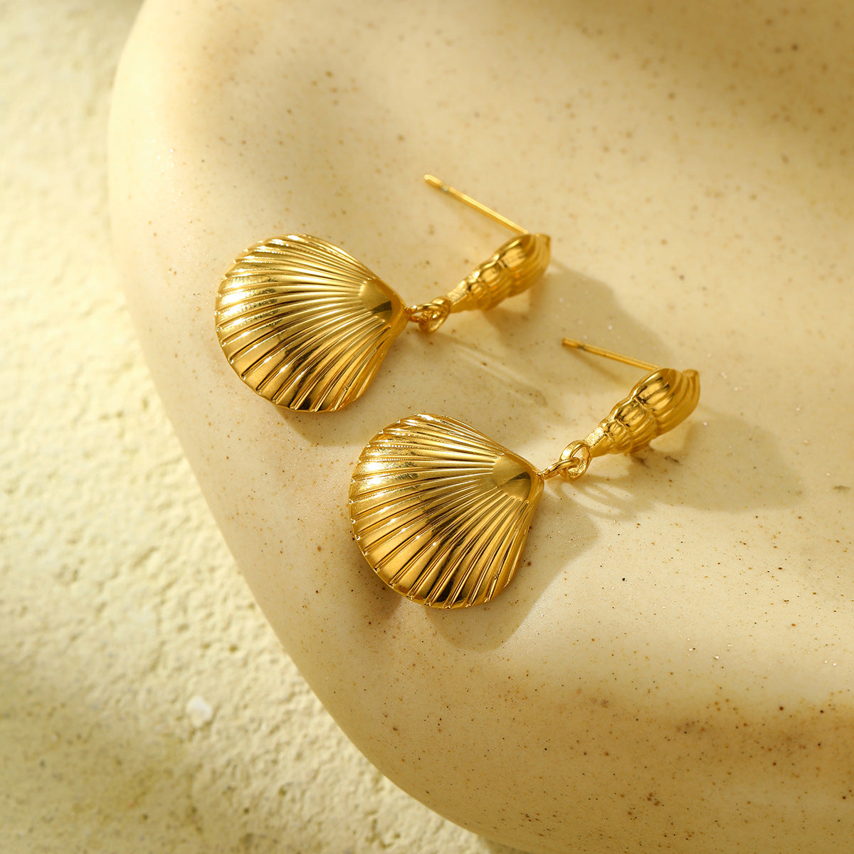 Pendientes minimalistas de acero de titanio con forma de concha para mujer con acabado chapado, joyas de oreja de lujo ligero para la moda de verano