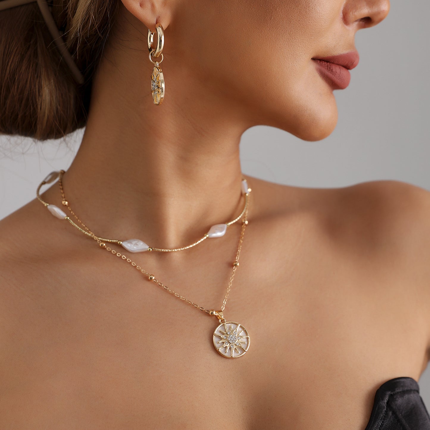 Elegant Geometric Sunflower Alloy Necklace with Rhinestone and Pearl Inlay for Women