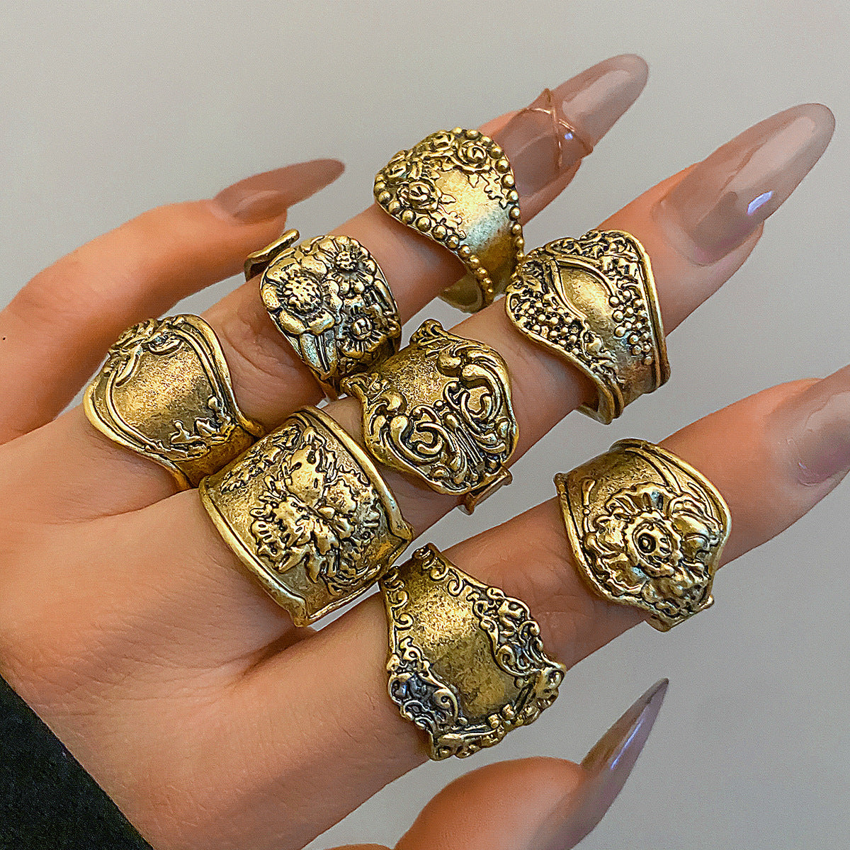 Anillo de aleación oxidada estilo punk étnico vintage con grabado floral y geométrico, diseño de banda abierta y unión asimétrica