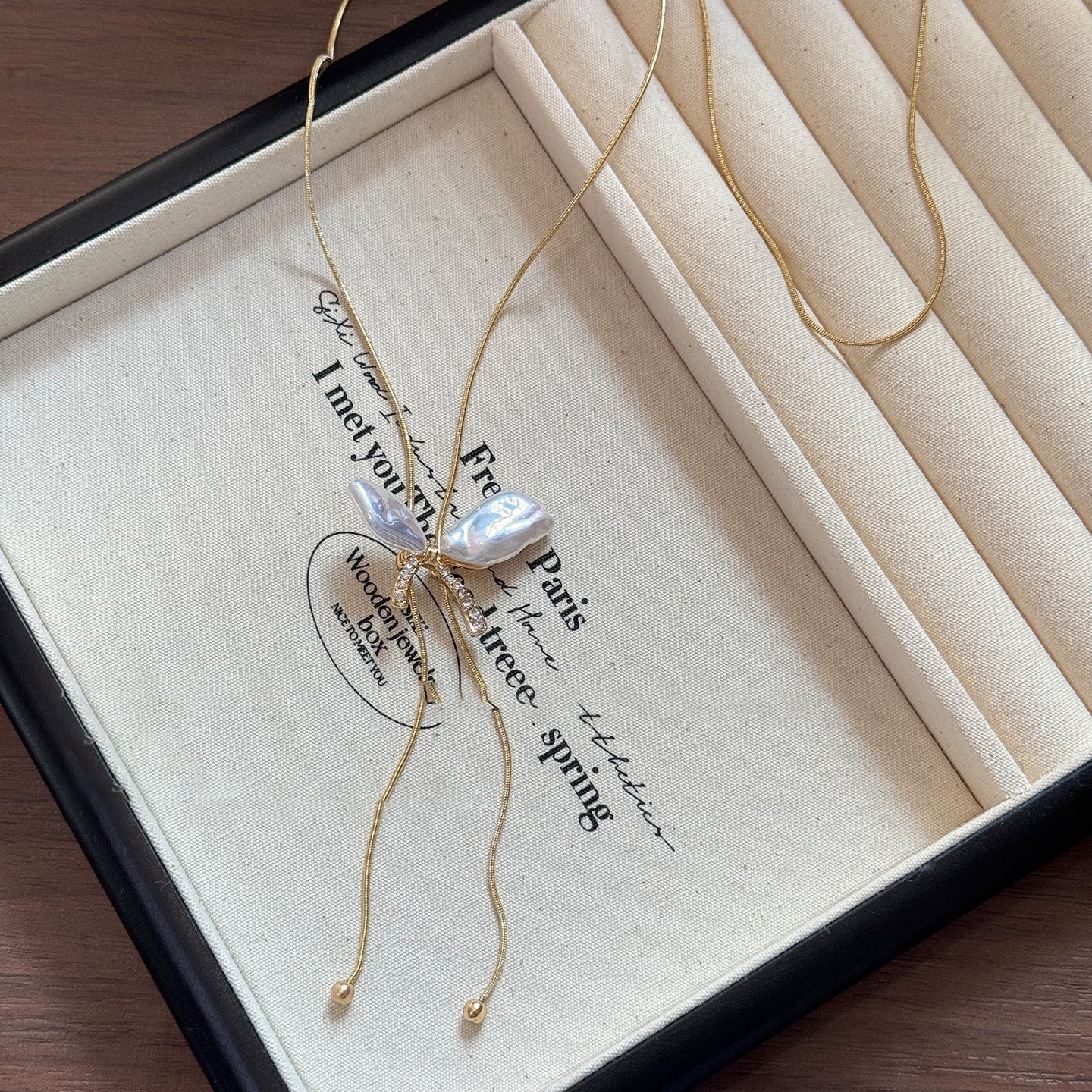 Elegante Collana con Ciondolo a Farfalla, Perle Sintetiche e Intarsi di Strass per Donne, Catena Leggera per Maglione in Stile Minimalista di Lusso