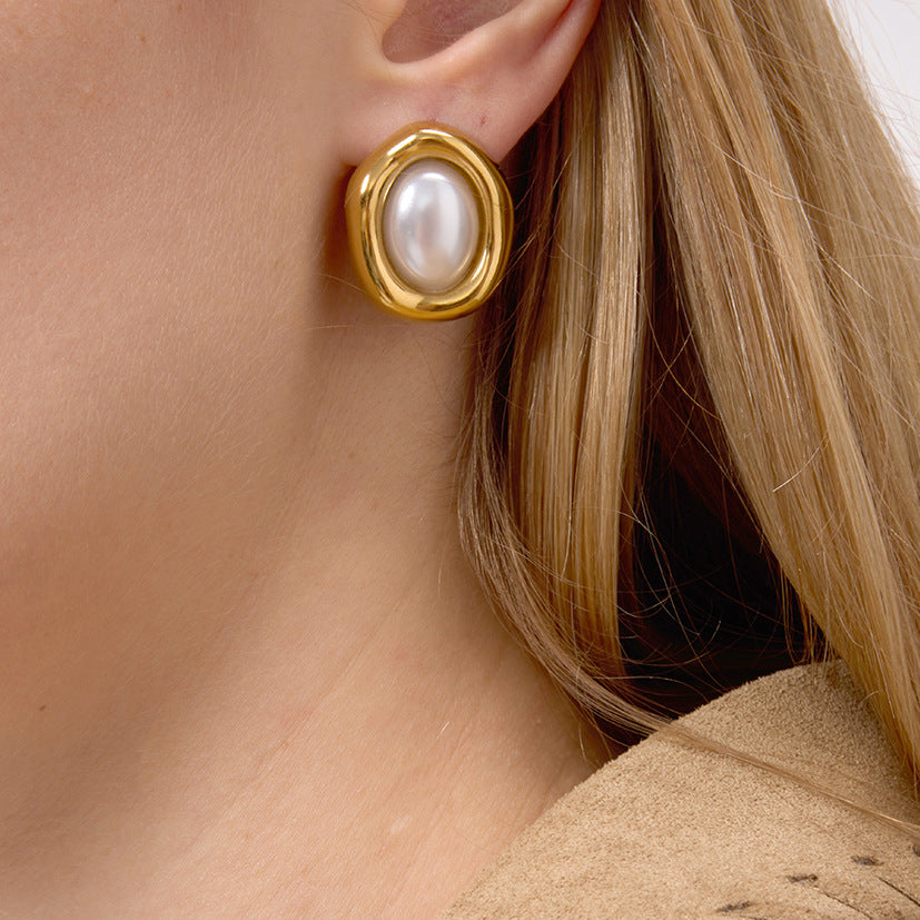 Orecchini a perno geometrici con perle in resina, in acciaio al titanio placcato oro 18 carati da donna — Gioielli di lusso leggeri e alla moda