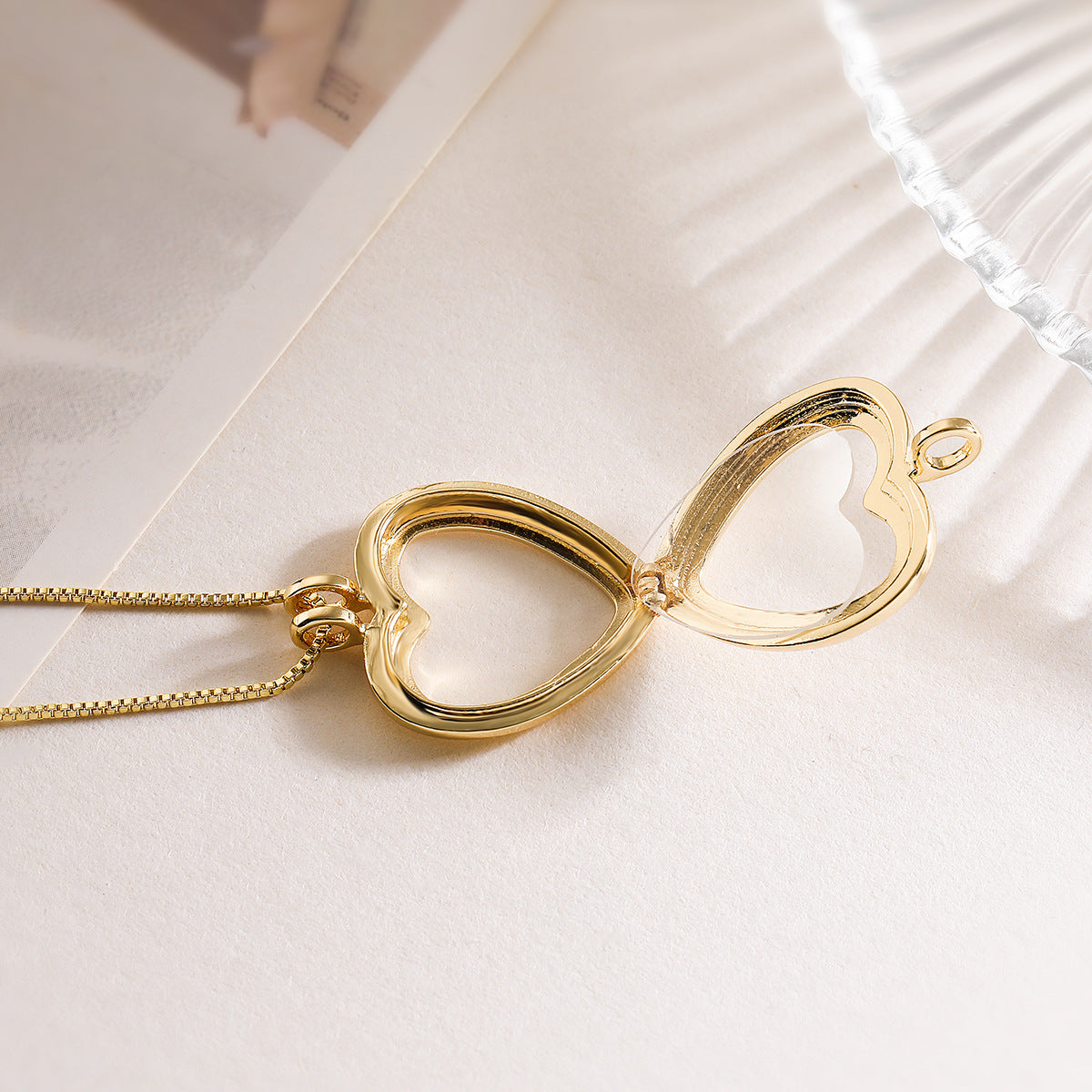 Collar relicario minimalista con forma de corazón en cobre con baño de oro de 18 K para mujer