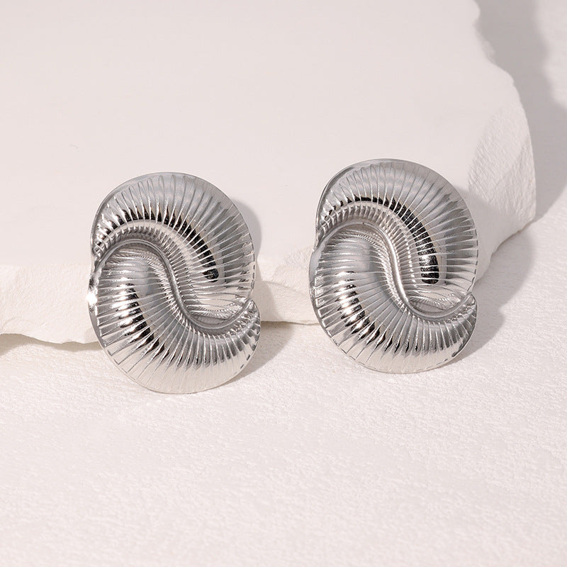 Orecchini a perno geometrici minimalisti in acciaio inossidabile con motivo a conchiglia placcati in oro 18 carati da donna