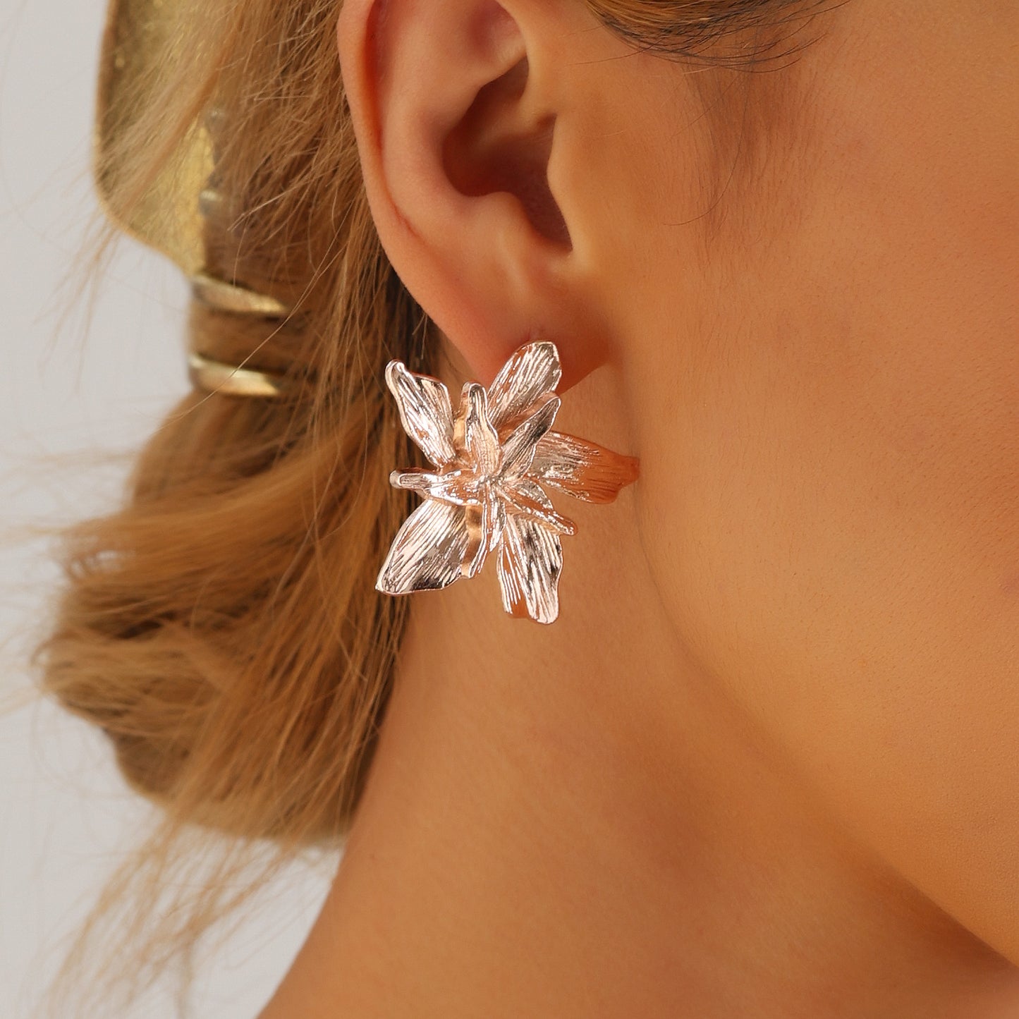 Fashionable Geometric Flower-Shaped Alloy Earrings with Metallic Finish and Plated Surface
