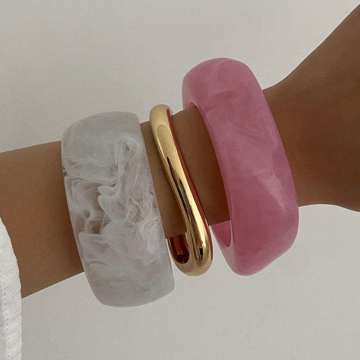 Pulsera geométrica única de acrílico y aleación para mujer con textura marmoleada y acabado chapado