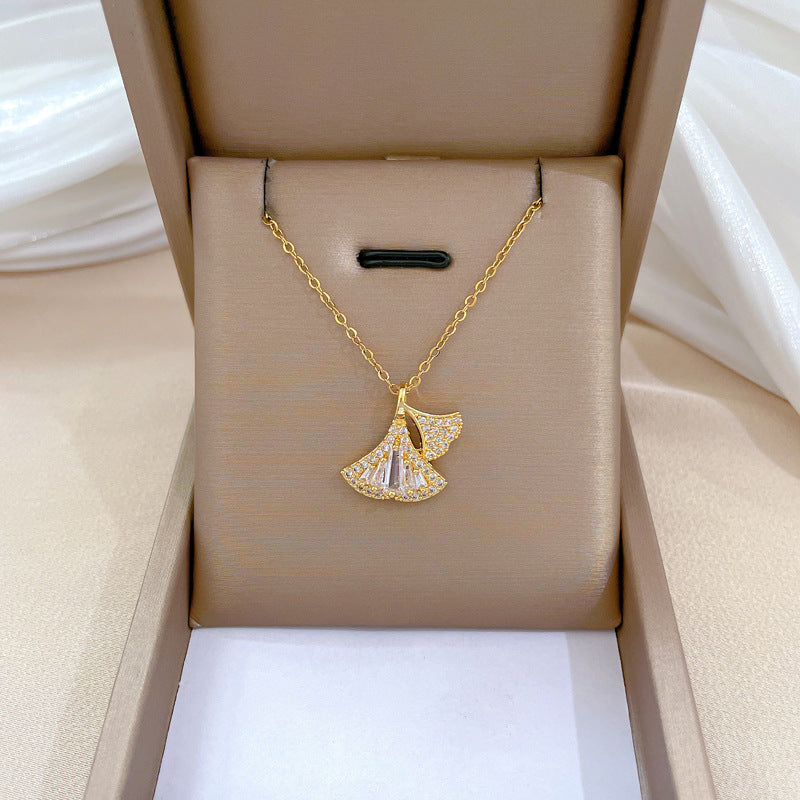 Collana a pendente minimalista con foglia di Ginkgo in acciaio inossidabile e intarsio di strass per donne e uomini