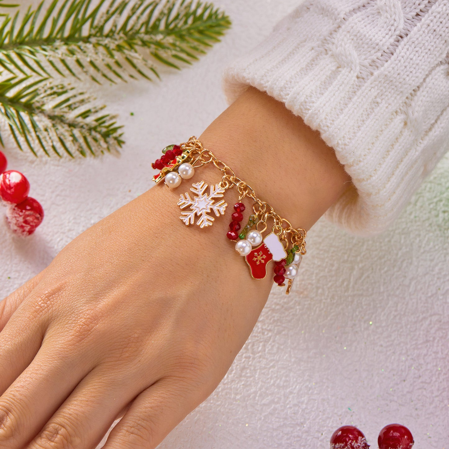 Pulsera de aleación con temática navideña con dijes de muñeco de nieve, reno, copo de nieve, hombre de jengibre, bastón de caramelo, cristal y cuentas, acabado chapado