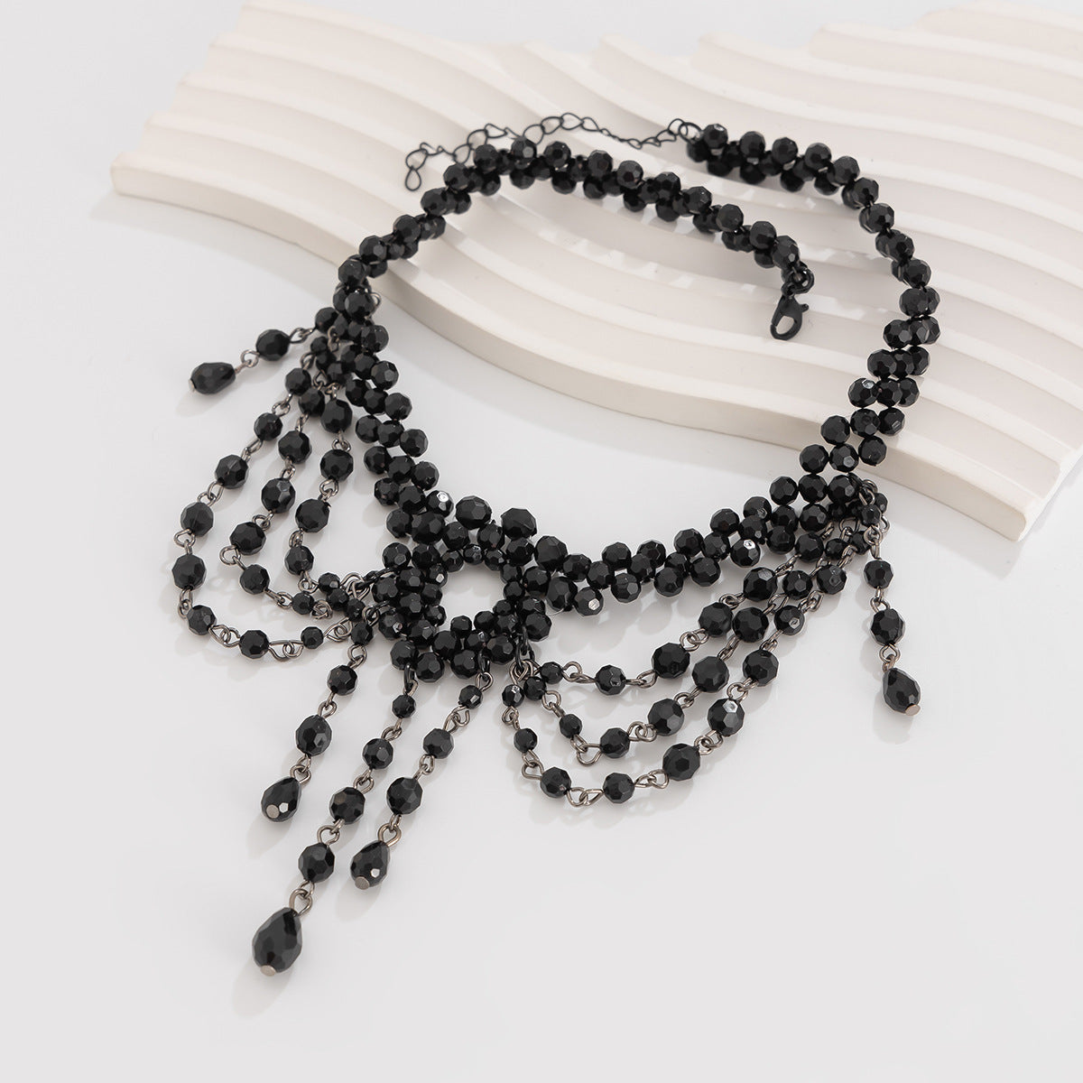 Collana Girocollo Gotica Nera Multistrato con Nappe per Donna, con Ciondolo a Croce e Design Geometrico Perlato in Lega
