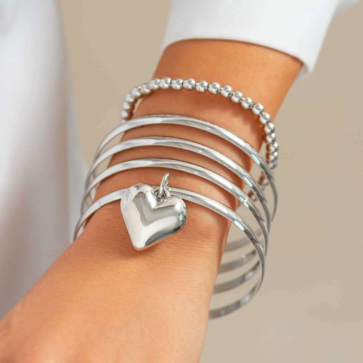 Set di bracciali con ciondolo a forma di cuore minimalista e perline di metallo placcato, per essere indossati in modo impilabile