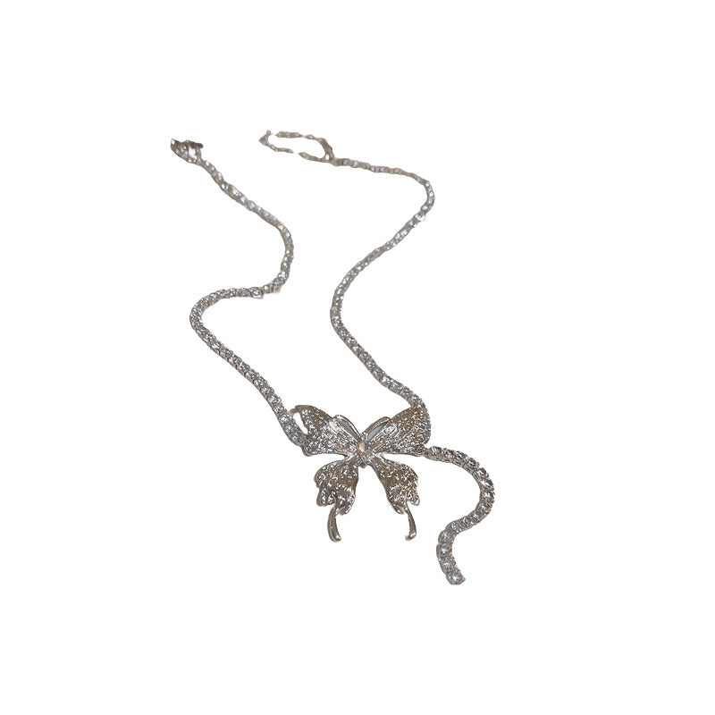 Elegante collar con colgante de lazo de diamantes de imitación y detalles de nácar perlado para mujer — Delicada cadena para clavícula en estilo de lujo minimalista y a la moda