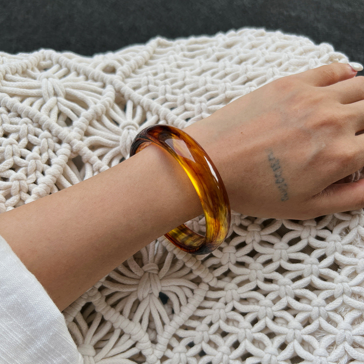 Brazalete de resina marmoleada semitransparente irregular para mujer con acabado de resina goteada
