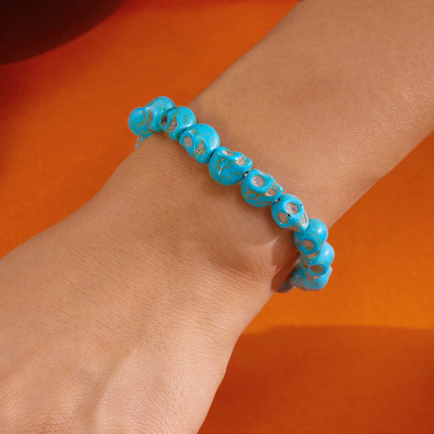 Set di braccialetti elastici da donna con perline geometriche in resina e ciondoli a forma di teschio, stile casual