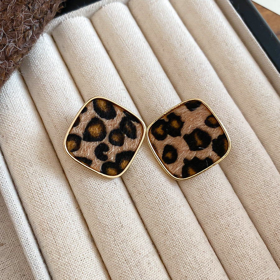 Pendientes de tuerca retro geométricos con diseño de estampado de leopardo con textura de terciopelo para mujer, aleación galvanizada, accesorio de moda minimalista de lujo