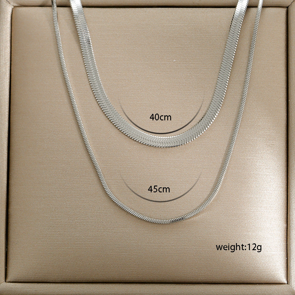 Collana corta a strati in acciaio inossidabile placcato con ciondolo a rosa floreale minimalista da donna con catena a lama