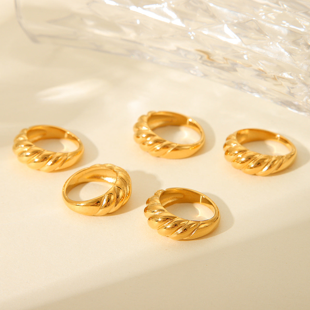 Anello Minimalista Geometrico da Donna in Acciaio al Titanio con Finitura Placcata, Fascia Ipoallergenica in Acciaio Inox