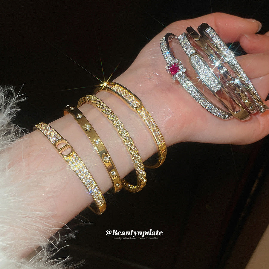 Bracciale rigido aperto geometrico minimalista da donna con placcatura in oro e intarsio in zirconi, accessorio di moda leggero per tutti i giorni