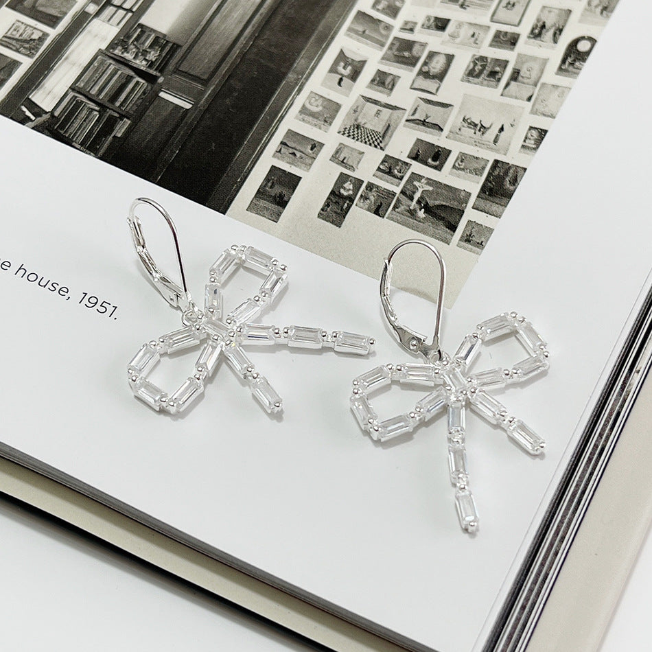 Orecchini a perno da donna a forma di fiocco minimalista in argento sterling 925 con intarsio di perle